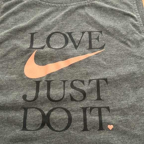 2 women’s tank tops - Picture 3 of 9